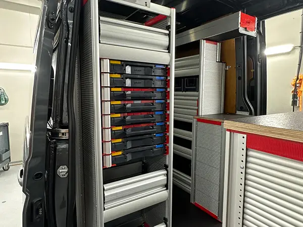 Bedrijfswagen met maatwerk kasten-inrichting en werkbank